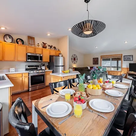 Stylish Truckee Retreat Deck Near Lake Skiing Moraine By Avantstay